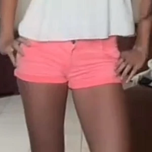 Rosa shorts - Rosa lågmidjade shorts, perfekta för en solig sommardag. Shortsen har några små fläckar på insidan som inte syns när man har dem på. 