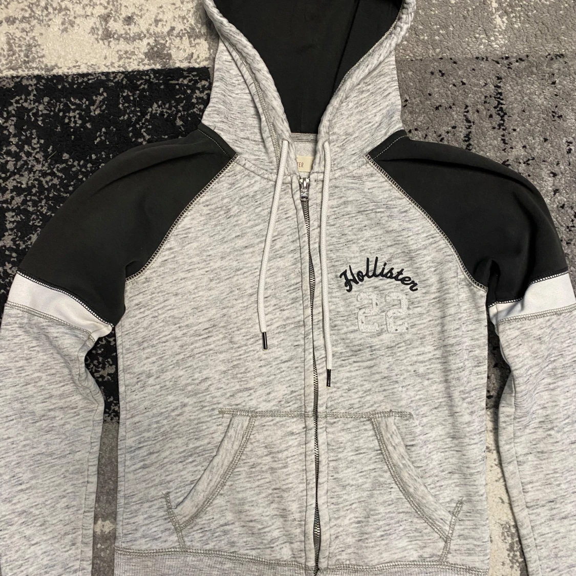 Grå och svart hoodie från Hollister XS