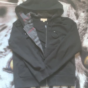Burberry zip hoodie - Säljer nu en äkta burberry hoode i S men passar M lika bra, in princip ny skick o inga täcken på användning, kan gå ner i pris vid snabb affär, skriv pm för mer info ℹ️ 💫