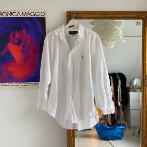 Ralph Lauren vintage skjorta - Förstår inte riktigt storlekslappen, bild finns på skjortans bredd för referens. Från ca 90-talet, köpt av min pappa. Har små tecken på användning som syns på sista bilden