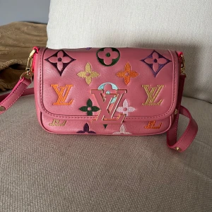 Rosa väska  - Fin väska men kommer inte till användning. Man kan justera längden på axelremmen 