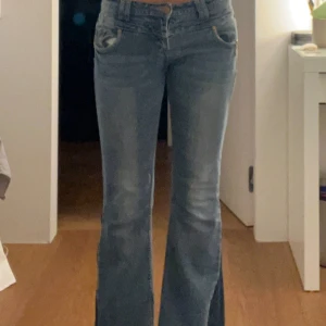 Lågmidjade bootcut jeans  - Straight jeans som jag har sytt ut till bootcut, dem är i storlek 38, men skulle säga att det är mellan s och m❣️priset kan diskuteras!
