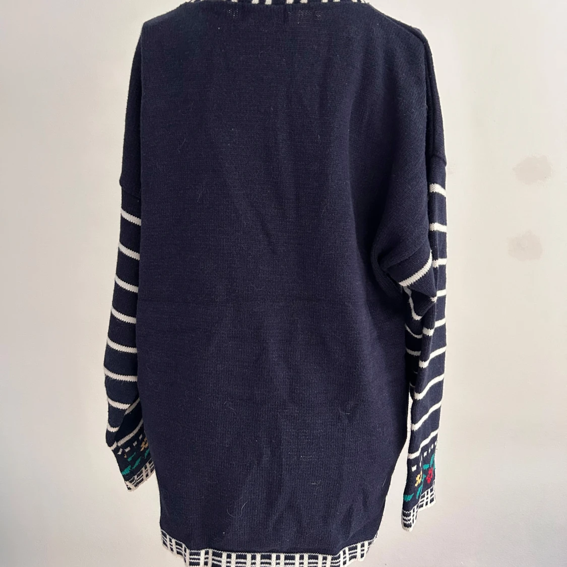 Blommig tätstickad tröja från Lindex - 1