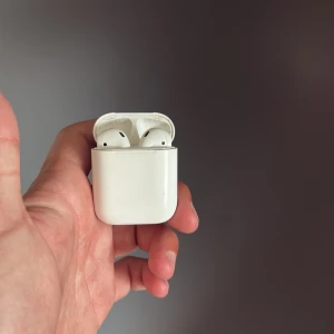 AirPods - Ett par äldre AirPods som inte används mer
