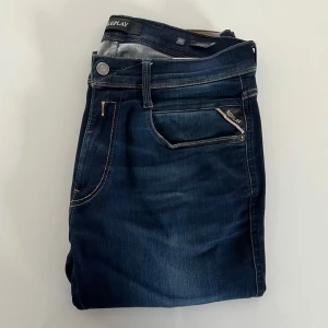 Mörkblå jeans från Replay - Snygga mörkblå jeans från Replay. Bra skick,  hyperflex anbass modell. 