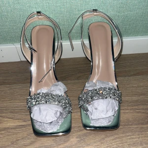 Glittriga klackskor  - Säljer ett par Snygga klackskor med 8cm klack. Aldrig använda, bara testade inomhus. 