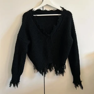 Stickad tröja - Stickad tröja, köpt i USA. Passar strl S. Mjuk, sticks inte. Tryck gärna på ”köp”.