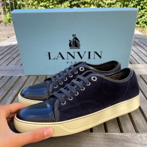 Lanvin skor  - Hej! Säljer nu dessa sjukt snygga Lanvin skor. Skorna är i toppskick! Vi rekommenderar att gå ner en storlek. Har ett begränsat antal boxar och dustbag! Hör gärna av dig vid frågor 
