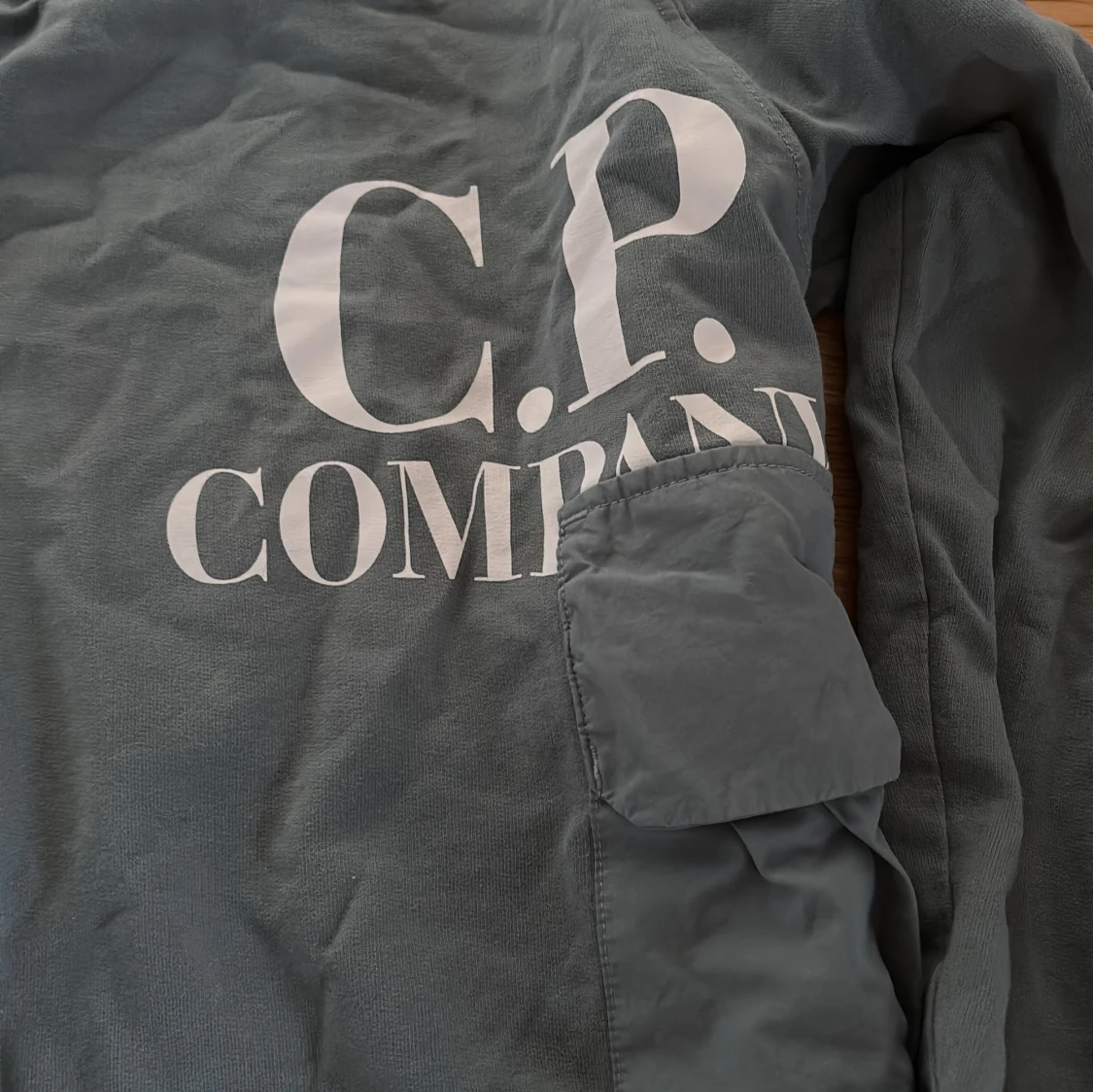 Grå sweatshirt från C.P. Company - 1