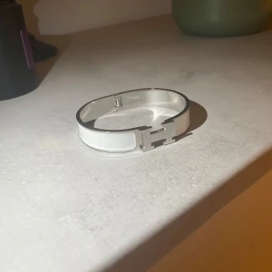 H Armband  - Hej! Säljer ett armband i färg silver och vit 