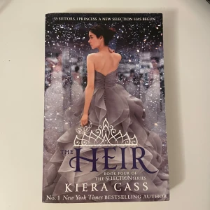 The Heir - Följ prinsessan Eadlyn i en glittrande värld av baler, vackra klänningar och romantiska intriger. Perfekt för dig som älskar drama, kungligheter och att drömma dig bort i en magisk berättelse. Fjärde boken i den populära Selection-serien. Av Kiera Cass, bra skick