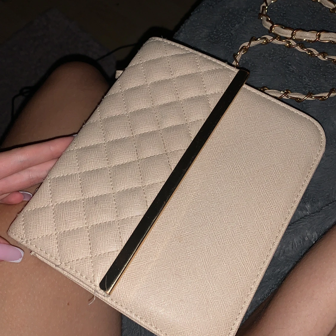 Beige quiltad axelväska med kedja - 2