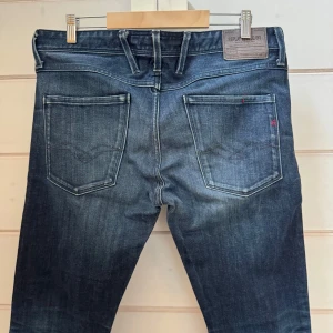 Replay Jeans Anbass - Tjenare, säljer ett par replay jeans i modellen anbass. Dem är i storlek W33 L34 och i mycket bra skick. Hör gärna av er vid frågor och funderingar!🤗