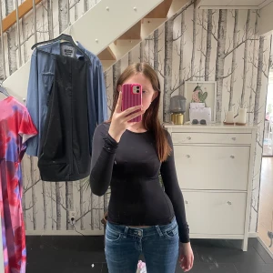 Svart långärmad topp från Gina Tricot - Säljer en svart, tight långärmad topp från Gina Tricot i storlek XS.  Det är en perfekt Basic svart och extremt skön tröja orginalpris 290kr❤️