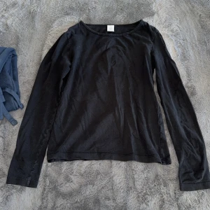 Svart långärmad bomullströja - En basic svart långärmad tröja i mjuk bomull.