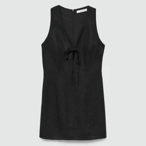 Svart ärmlös linneklänning från Mango - Snygg svart kortklänning i linne från Mango med djup v-ringning och knyt framtill. Ärmlös modell med figurnära passform och dragkedja bak. Knappt använd, säljer pga beställde fel storlek! Skriv för egna bilder 🤍