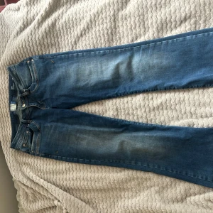 Low waist Bootcut jeans blå från l.t.b - Säljer mina LTB jeans. Dem har aldrig användts, fick dem i födelsedagspresent men dem var för korta och inte kunnat lämna tillbaka dem. Dem är storlek 27/30 och passar nån med storlek S/M. Ny pris 800kr