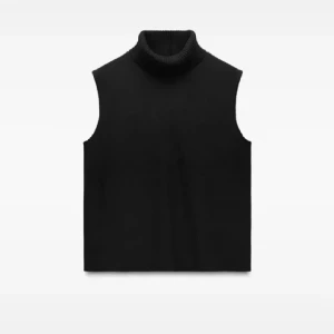 stickad topp med polokrage - säljer denna supersöta toppen från zara då den tyvärr inte kommer till användning längre 💗💗 säljer en likadan i beige 🫶🫶