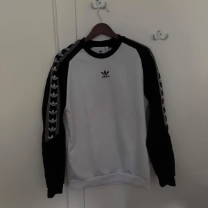 Adidas Tröja - Adidas Tröja i bra skick, har använts men är i fint skick. Storleken S.