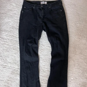 Levi's Signature svarta bootcut jeans - Svarta stretchiga jeans från Levi's Signature med bootcut-modell. Klassisk femficksdesign, snygga detaljer med Levi's-märken på bakfickan och läderpatch i midjan. Jeansen har en rak passform upptill och lätt utsvängda ben. Perfekta till sneakers eller boots.