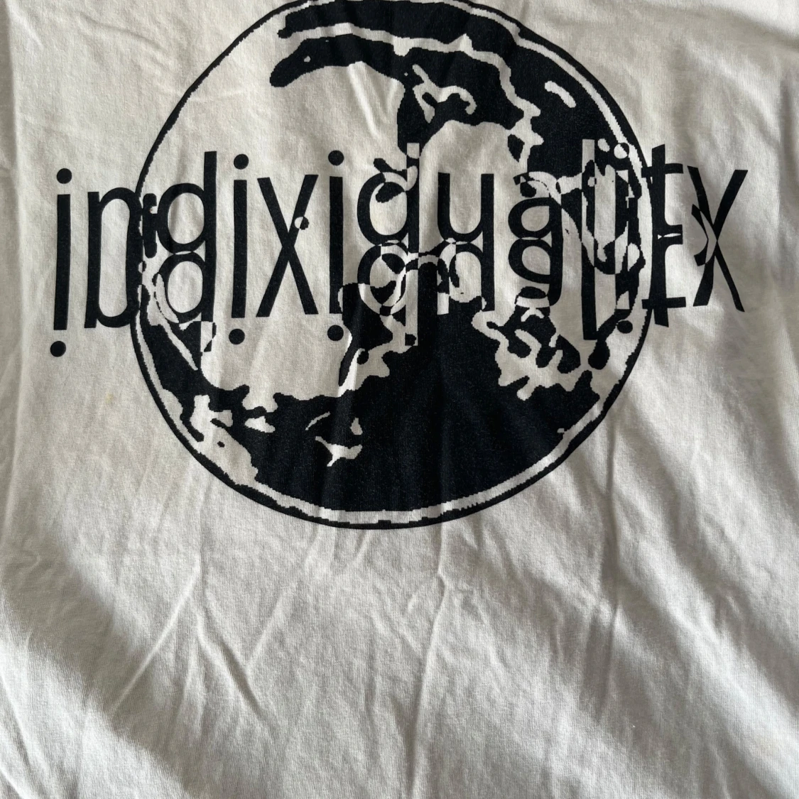 Beige t-shirt med svart tryck - 2