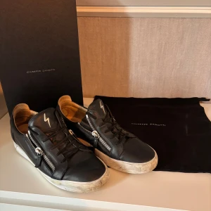 Zanotti skor - !!NOGRANN TVÄTT SKER INNAN FRAKT!! Schyssta Zanotti sneakers i rätt så bra skick, inga skador eller liknande endast lite smutsig sula osv. Box & Dustbag ingår. Bara höra av dig vid någon fråga🙌🏼