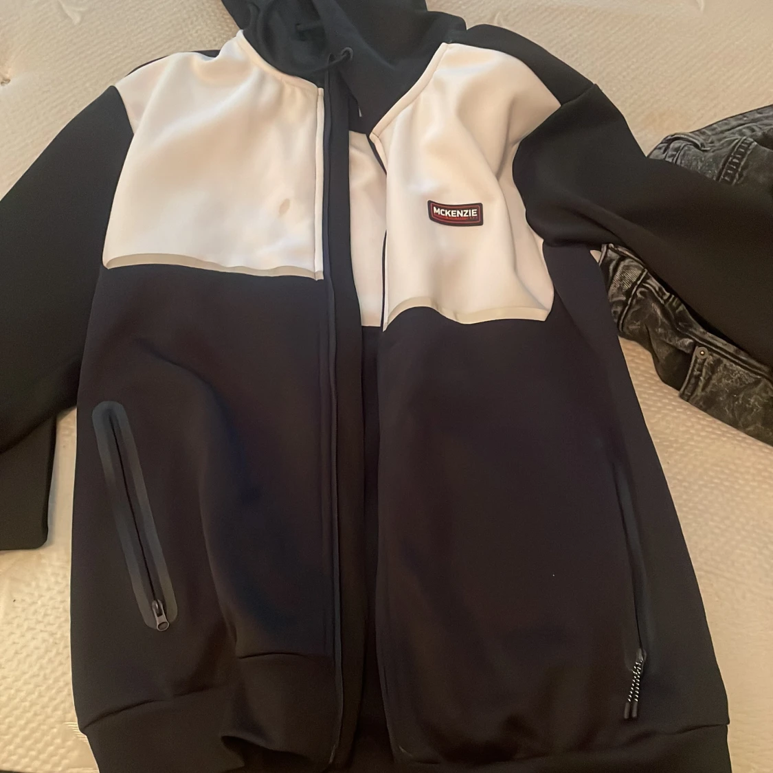 Svart och vit vindjacka från McKenzie - 1