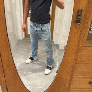 Replay jeans  - Ett par snygga jeans från Replay i storlek W33 L34 i modellen Anbbas 