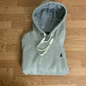 Grå hoodie från Polo Ralph Lauren - Snygg grå hoodie från Polo Ralph Lauren den är helt ny aldrig använd ny pris : 1770 skriv gärna vid funderingar 