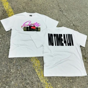 Corteiz no time 4 luv - Corteiz Vit t-shirt med coolt tryck framtill av en bomb med digital timer och graffiti-text i rosa. Baksidan har stor svart text: NO TIME 4 LUV. Klassisk passform och rund hals. Perfekt statement-plagg för dig som gillar streetwear vibes.