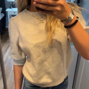 Stickad tröja från Vero Moda❤️ - Supermjuk vit/beige stickad tröja från Vero Moda med lite puffärm. Använd väldigt få gånger så den är i mycket bra skick!❤️Skriv för fler frågor eller bilder. Ordinarie pris: 229kr