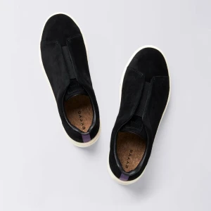 Svarta mockasneakers från Eytys - Stilrena svarta sneakers från Eytys i mjuk mocka med vit sula och diskret lila hälflik. Skorna har minimalistisk design utan synlig snörning och en rund tå. Perfekta för dig som gillar clean och modern stil. dom är tvättade men använda och är lite sönder inuti men ingenting man ser utifrån, säljer för 650 men kan tänka mig sänka en del vid snabbköp❤️