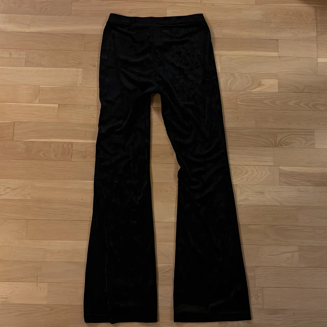 Svarta bootcutbyxor från Weekday - 2