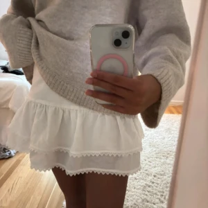 Vit volangkjol med spetsdetaljer - Supersöt vit kortkjol med dubbla volanger och spetskant längst ner. Använd några gånger, men inget som syns 🩷 