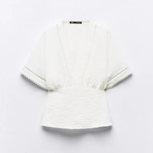 Vit Zara blus - Vit blus med spetsdetaljer från Zara i storlek XS. Nyskick!
