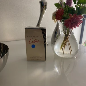 Kylie minogue edt  - en chic blandning av körsbärsblomma, jasmin och mysk. Helt ny och försluten. Pris går att diskuteras