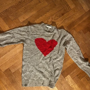 Stickad tröja från Whyred  - Stickad tröja från Whyred med hjärta på framsidan 