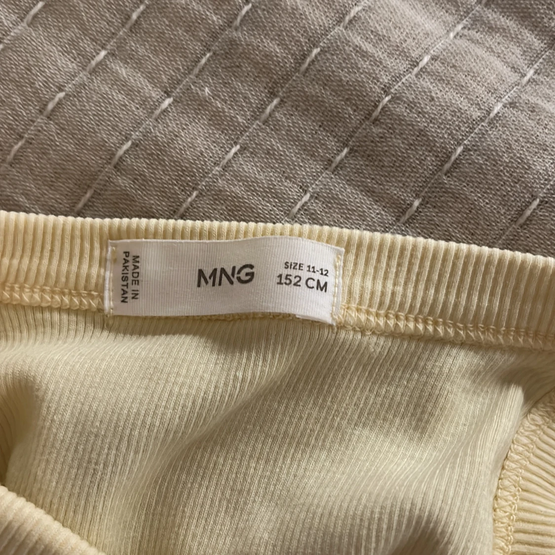 Ljusgul ribbad linnetopp från MNG - 1