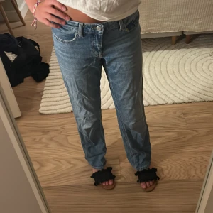 Blå jeans från Calvin Klein Jeans - Säljer ett par klassiska blå jeans från Calvin Klein Jeans. De har rak passform, normal midja och fem fickor. Jeansen är i bomull och har en snygg ljus tvätt som passar till allt. Perfekta för dig som gillar en enkel och tidlös stil.