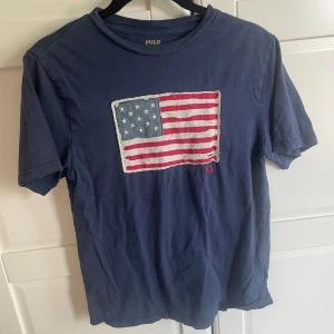 Blå t-shirt Polo Ralph Lauren flagga - Mörkblå t-shirt från Polo Ralph Lauren med en stor amerikansk flagga💕