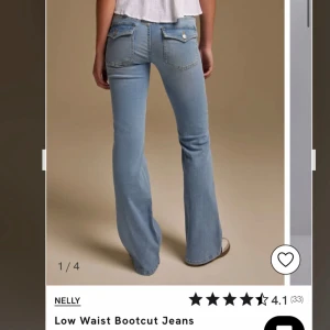 Ljusblå lågmidjade bootcut jeans från Nelly - Säljer ett par ljusblå bootcut jeans från Nelly med låg midja. Jeansen har snygga fickdetaljer med knappar både fram och bak, klassisk femficksdesign och är tillverkade i mjukt denimtyg. Köpta för 700 kr, använda fåtal gånger och slutsålda på hemsidan💞