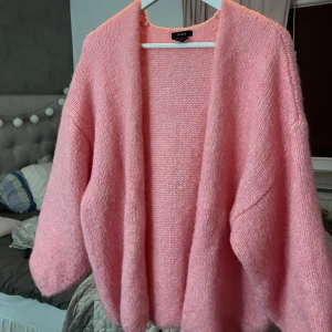 Rosa stickad kofta från Lindex - Intressekoll på den populära slutsålda koftan från Lindex i en fin rosa färg 🥰. Storlek M/L vilket passar perfekt för någon som bär S/M i vanliga fall skulle jag säga ❣️ pris kan såklart diskuteras