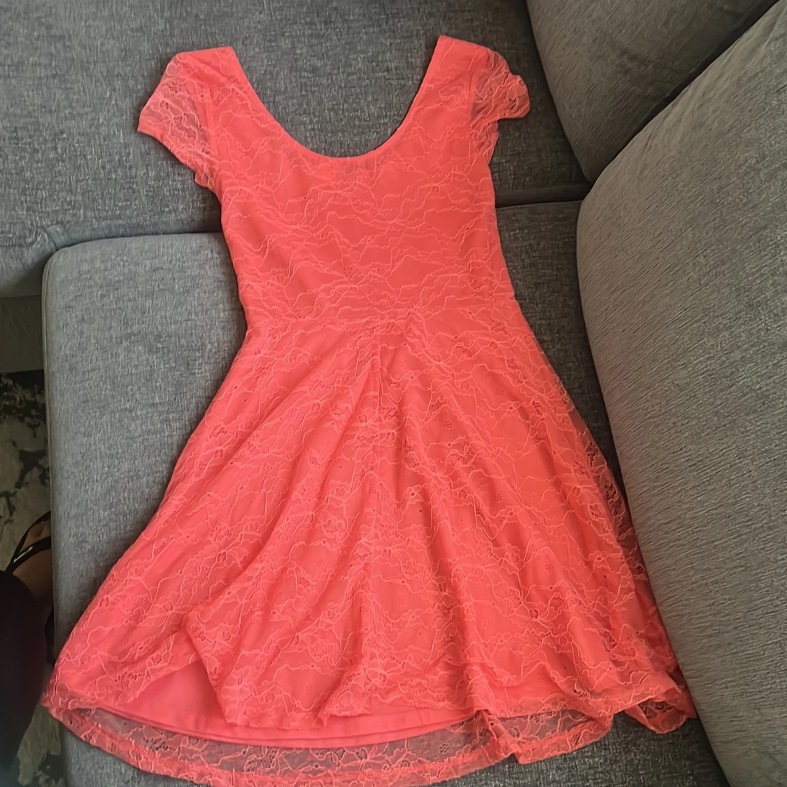 Korallrosa spetsklänning strl 34 - 1