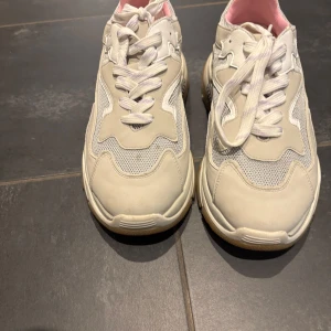 Chunky vita sneakers från Hammerstein - Chunky sneakers i vitt och grått från Hammerstein med rosa innerfoder. Ovandel i mesh och syntet med coola detaljer och grov sula i beige. Klassisk snörning och sportig vibe, perfekta för dig som gillar streetstyle.