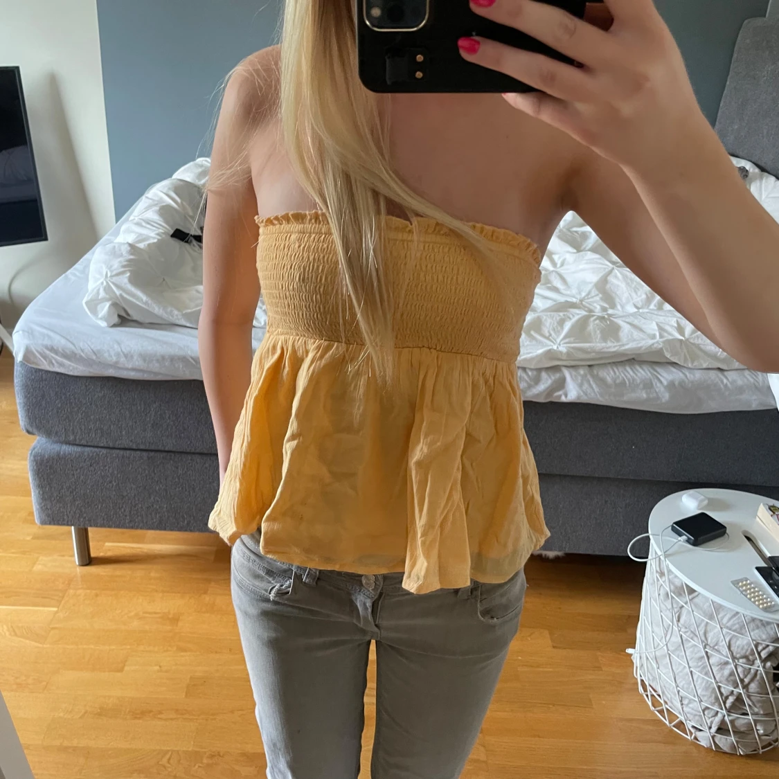 Aprikosfärgad bandeau tubtopp med volang