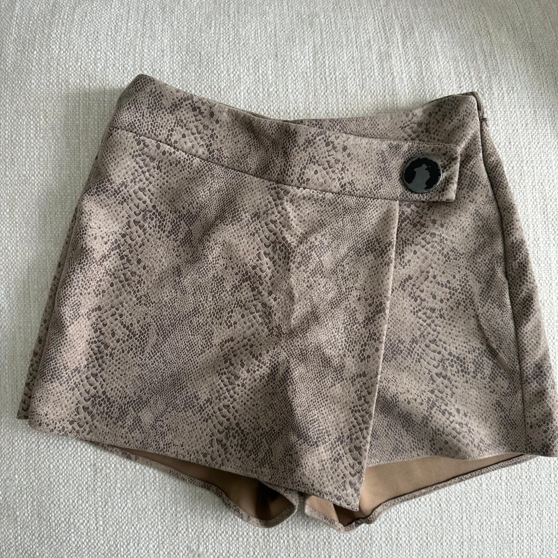 Beige omlottkjol med ormmönster - 1