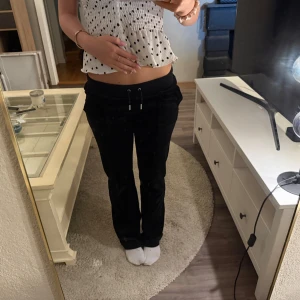 Svarta Juicy Couture byxor  - Svarta Juicy Couture byxor i ett mjukt material. Äkta !! 💕Säljer då dem inte kommer till användning. Storlek XS, stretchiga.