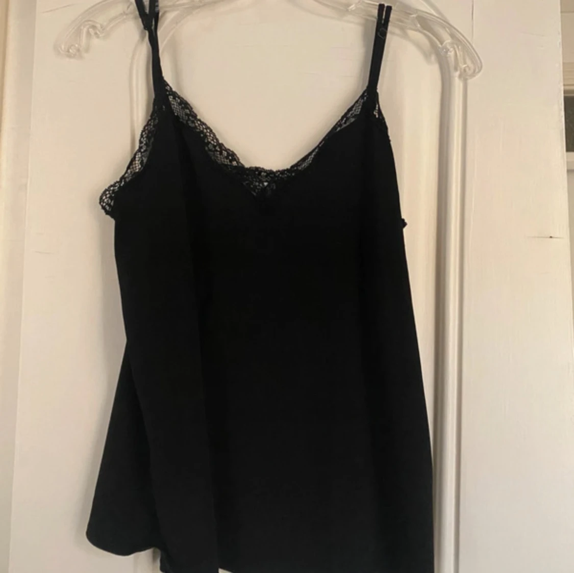 Svart linnetopp med spetsdetalj