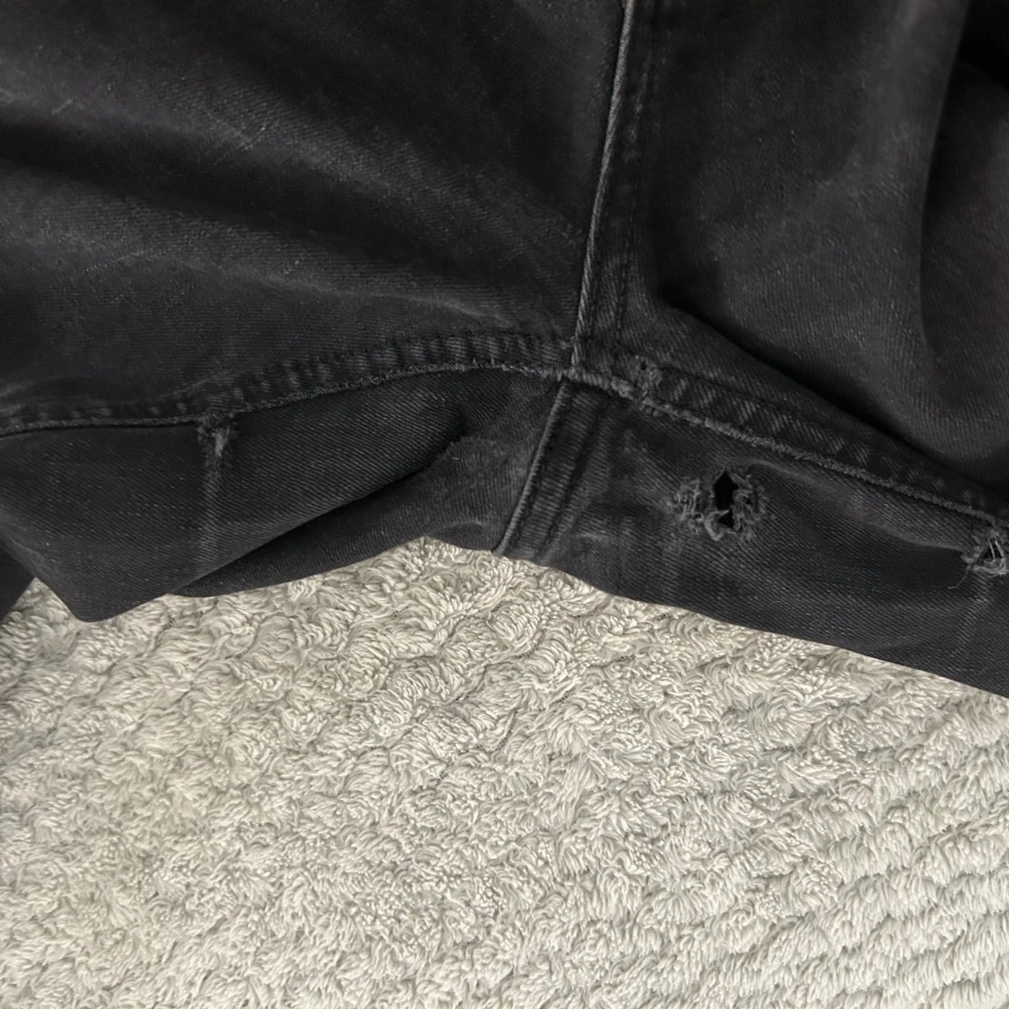 Svarta boutcut jeans  - 4