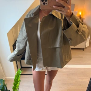 Khaki trenchcoat - Super snygg khaki trenchcoat. Sitter så snyggt. Perfekt till sensommar och höst. ❤️ Storlek L men passar absolut även mindre 🍂